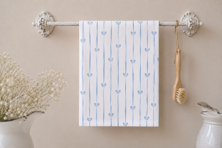 GreenGate Geschirrtuch weiß mit blauem Schleifenmuster als Freisteller im skandinavischen Landhausstil