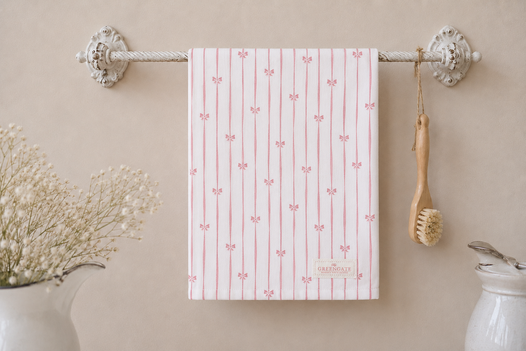 GreenGate Geschirrtuch Weiß Rosa mit feinem Schleifenmuster an dekorativer Vintage-Handtuchstange im Landhausstil