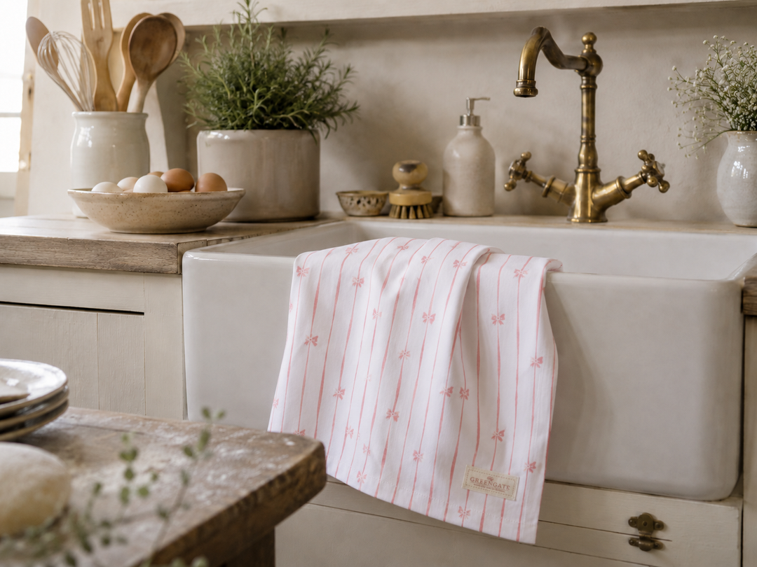 GreenGate Geschirrtuch Weiß Rosa mit Schleifenmuster an nostalgischer Landhaus-Spüle im skandinavischen Küchenstil