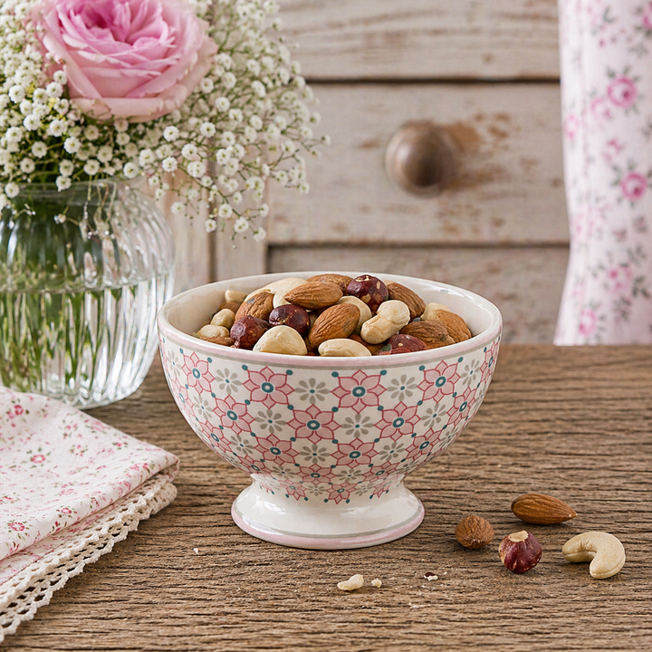 GreenGate Snackschale Gwen hellrosa mit floralem Muster gefüllt mit Nüssen auf rustikalem Holztisch im Shabby Chic Landhausstil