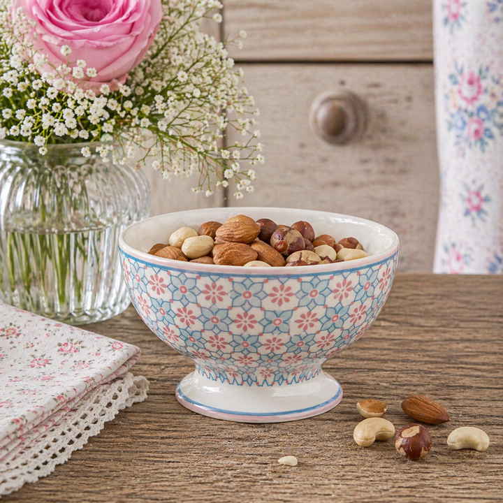 GreenGate Snackschale Gwen mint mit floralem Muster gefüllt mit Nüssen auf rustikalem Holztisch im Shabby Chic Landhausstil