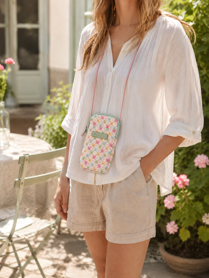 GreenGate Handybag mit floralem Pastellmuster getragen im sommerlichen Garten im skandinavischen Landhausstil