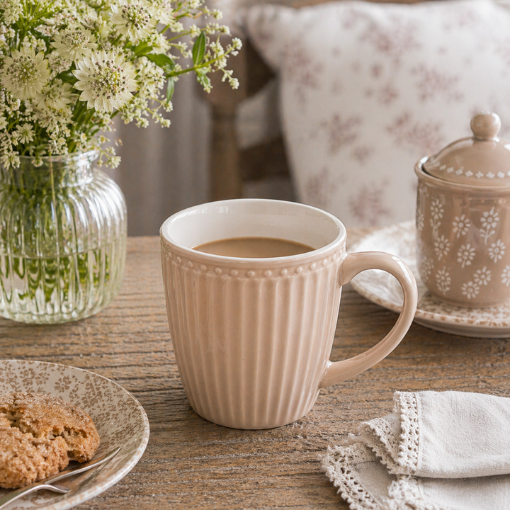 GreenGate Henkeltasse Alice Fudge mit Kaffee auf gedecktem Tisch im skandinavischen Landhausstil