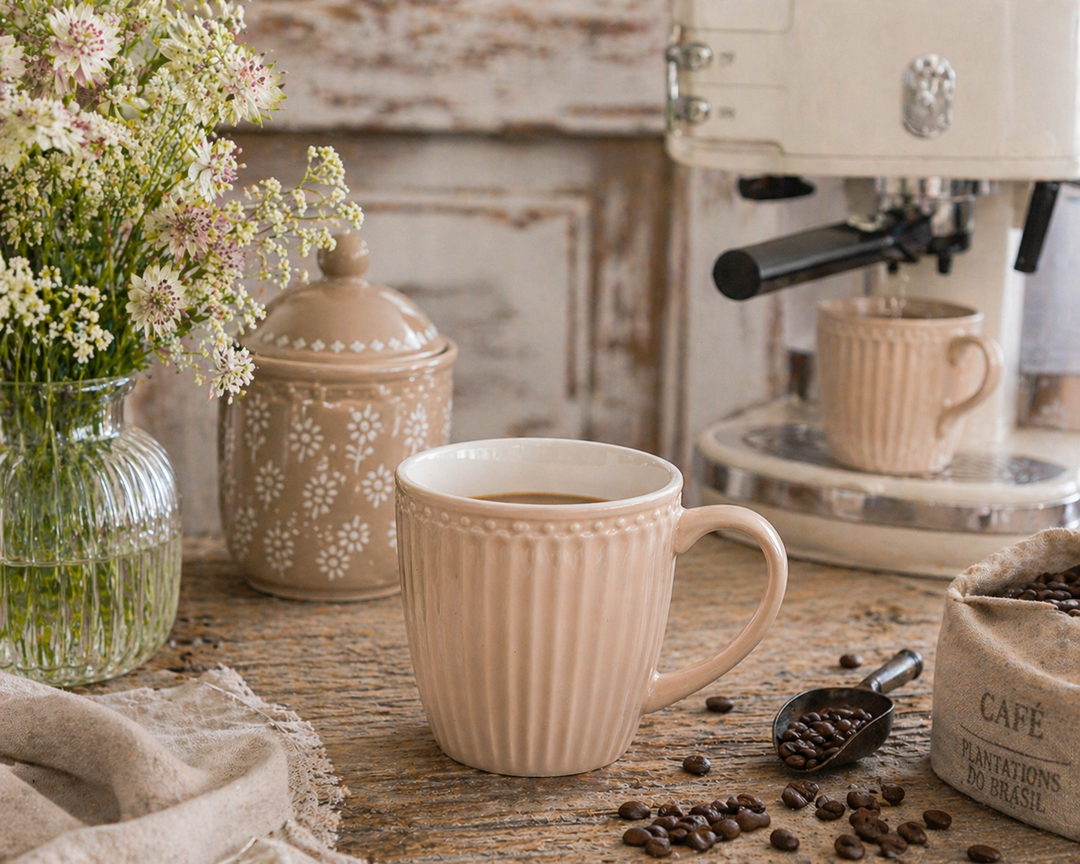 GreenGate Henkeltasse Alice Fudge auf urigem Holztisch mit Kaffeemaschine und Kaffeebohnen im Shabby Chic Stil