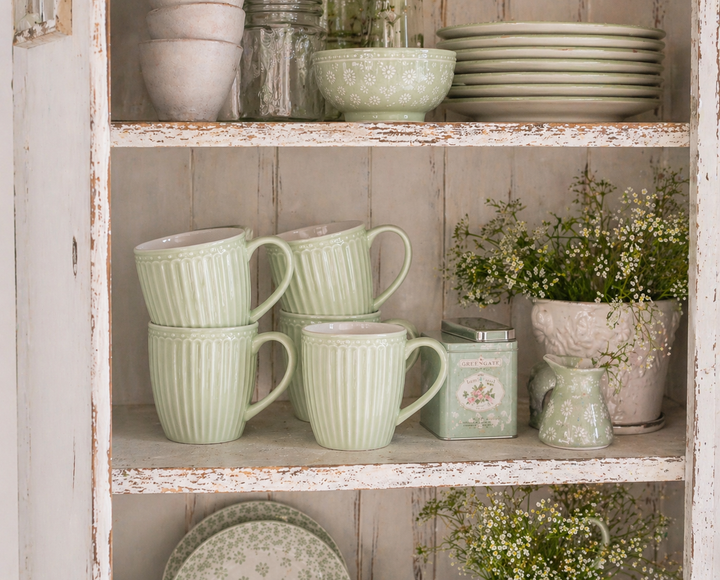 GreenGate Henkeltassen Alice Hellgrün im Regal einer Landhausküche im Shabby Chic Stil dekorativ präsentiert
