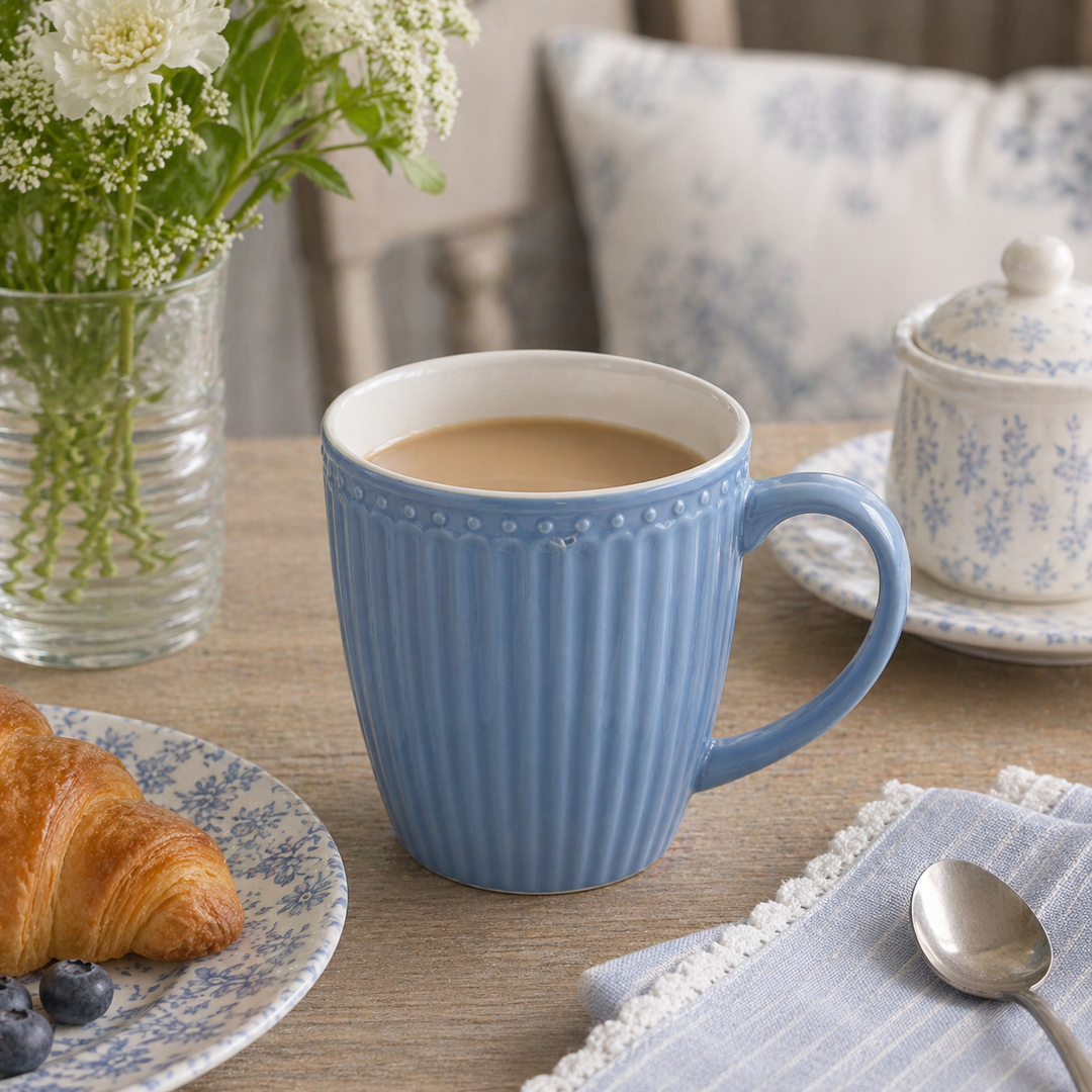 GreenGate Henkeltasse Alice Himmelblau mit Kaffee auf gedecktem Tisch im skandinavischen Landhausstil