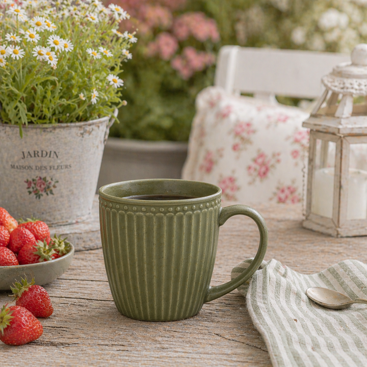 GreenGate Henkeltasse Alice Olivgrün auf sommerlicher Terrasse im Shabby Chic Landhausstil mit Blumen und Erdbeeren