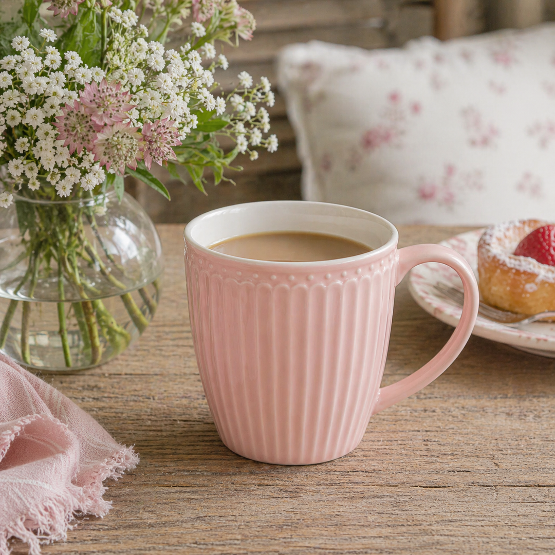 GreenGate Henkeltasse Alice Rosa mit Kaffee auf gedecktem Tisch im skandinavischen Landhausstil