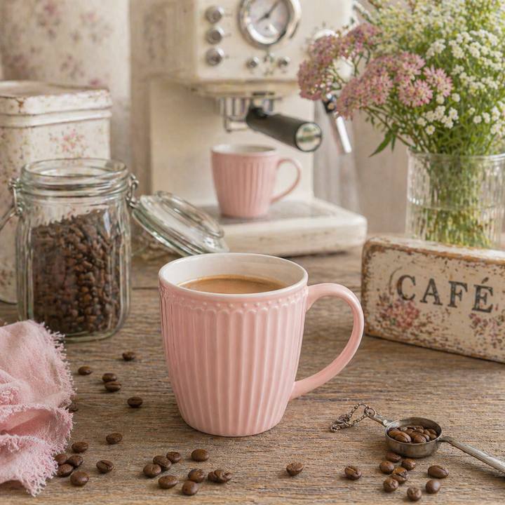 GreenGate Henkeltasse Alice Rosa auf urigem Holztisch mit Kaffeemaschine und Kaffeebohnen im Shabby Chic Stil