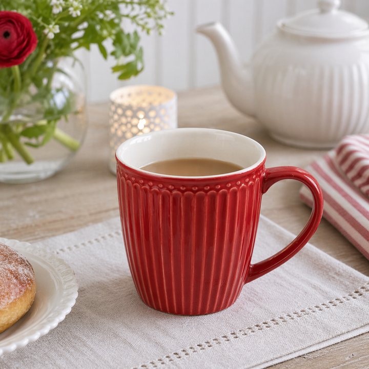 GreenGate Henkeltasse Alice Rot mit Kaffee auf gedecktem Tisch im skandinavischen Landhausstil