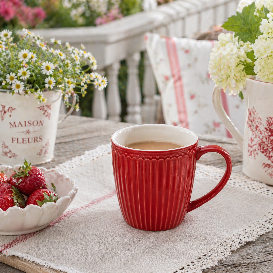 GreenGate Henkeltasse Alice Rot auf sommerlicher Terrasse im Shabby Chic Landhausstil mit Blumen und Erdbeeren