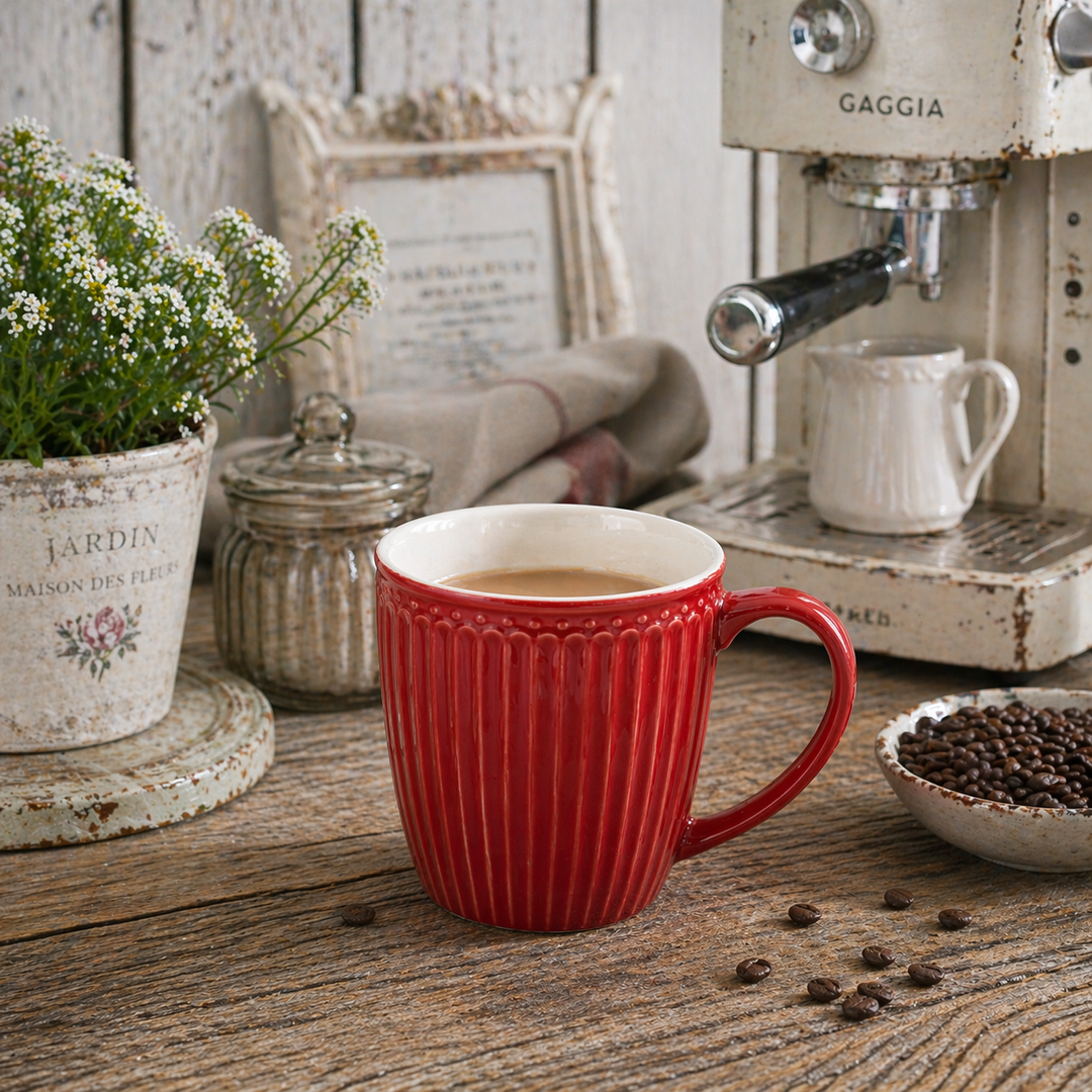 GreenGate Henkeltasse Alice Rot auf urigem Holztisch mit Kaffeemaschine und Kaffeebohnen im Shabby Chic Stil