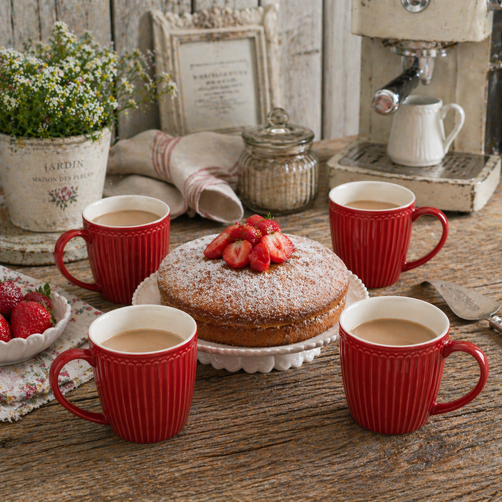 GreenGate Henkeltassen Alice Rot als Set mit Kuchen auf Holztisch im Shabby Chic Landhausstil