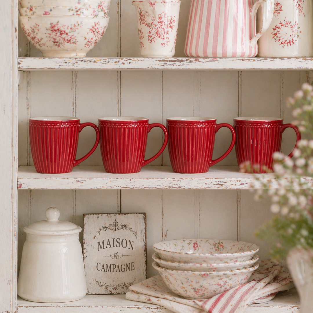 GreenGate Henkeltassen Alice Rot im Regal einer Landhausküche im Shabby Chic Stil dekorativ präsentiert