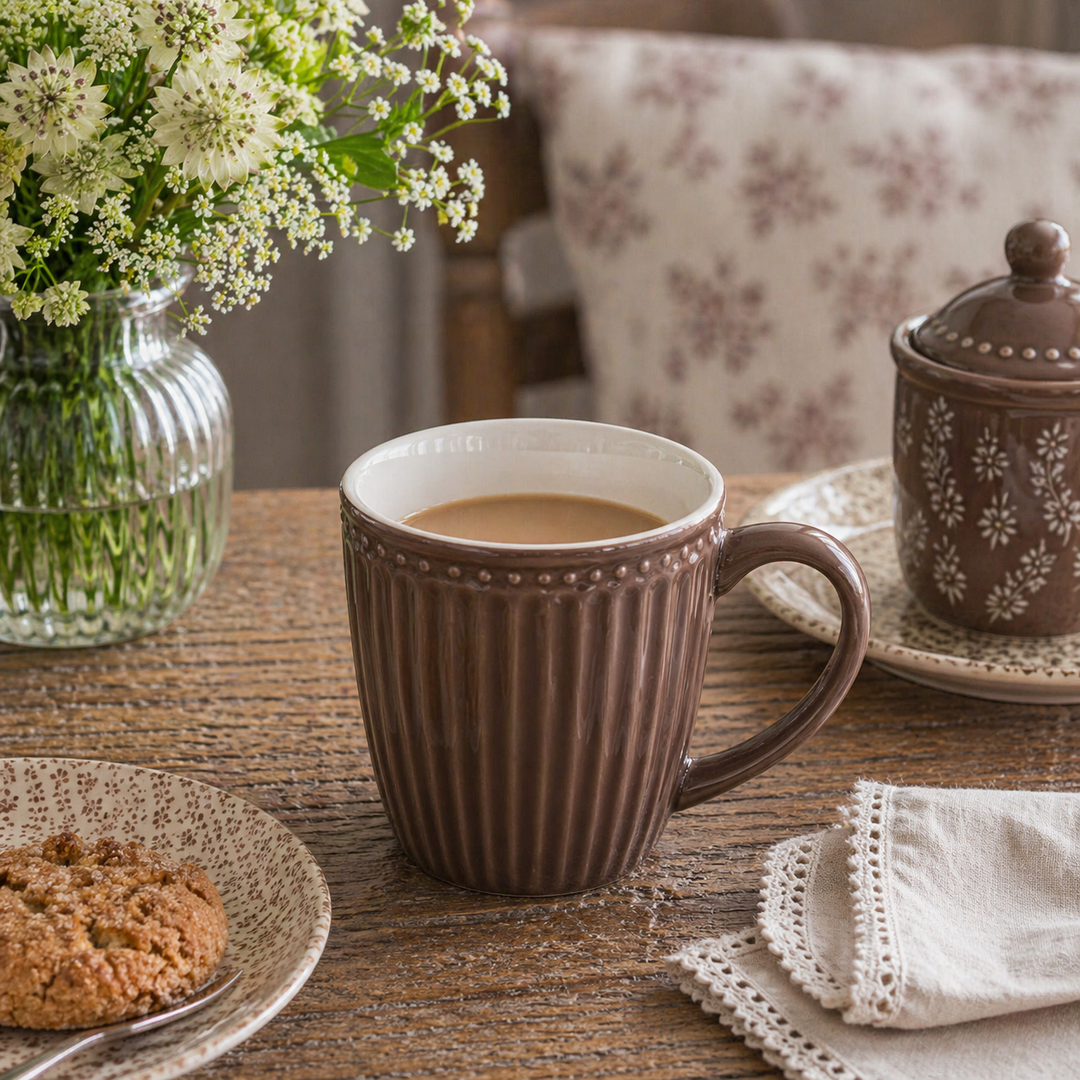 GreenGate Henkeltasse Alice Schokolade mit Kaffee auf gedecktem Tisch im skandinavischen Landhausstil