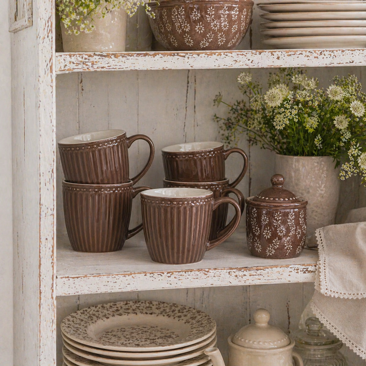 GreenGate Henkeltassen Alice Schokolade im Regal einer Landhausküche im Shabby Chic Stil dekorativ präsentiert