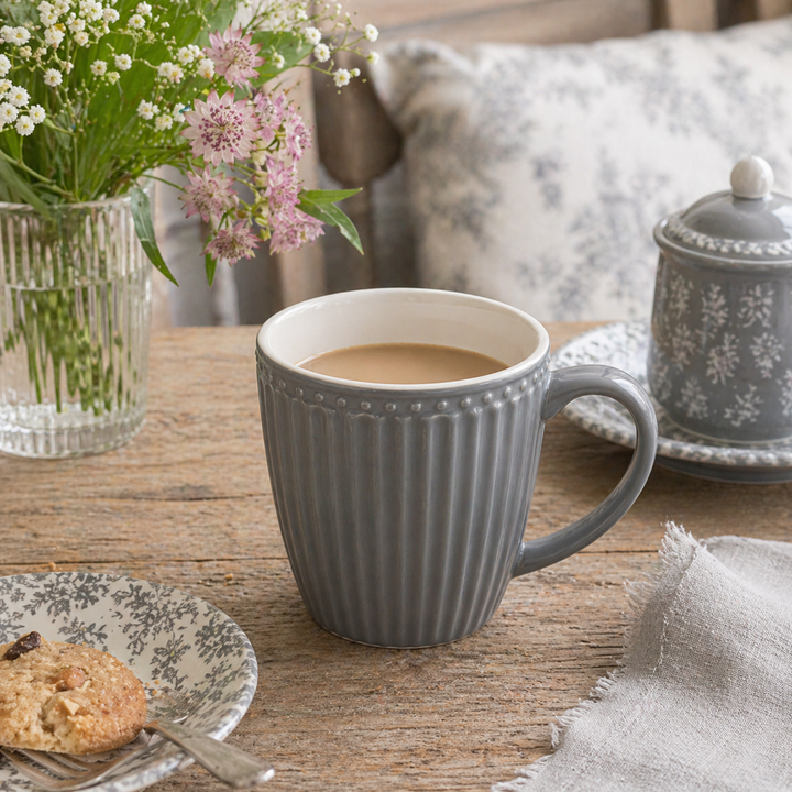 GreenGate Henkeltasse Alice Steingrau mit Kaffee auf gedecktem Tisch im skandinavischen Landhausstil