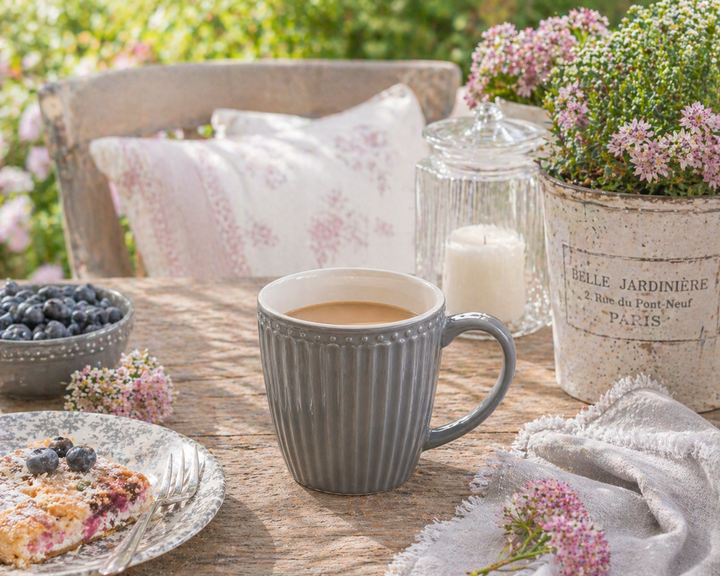 GreenGate Henkeltasse Alice Steingrau auf sommerlicher Terrasse im Shabby Chic Landhausstil mit Blumen und Beeren