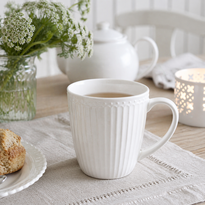 GreenGate Henkeltasse Alice Weiß mit Kaffee auf gedecktem Tisch im skandinavischen Landhausstil