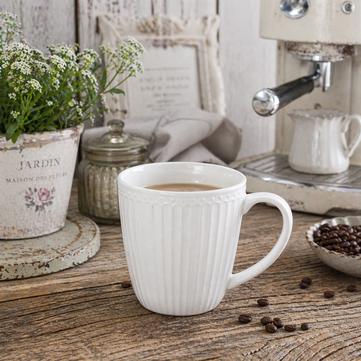 GreenGate Henkeltasse Alice Weiß auf urigem Holztisch mit Kaffeemaschine und Kaffeebohnen im Shabby Chic Stil