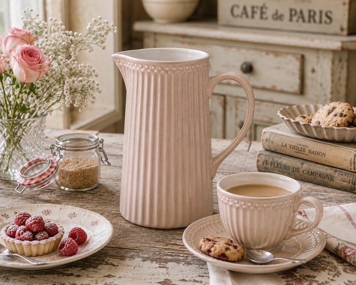 GreenGate Kanne Alice Fudge 1 L in gemütlicher Kaffee Szene im Vintage Landhausstil