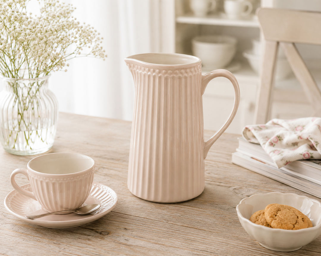 GreenGate Kanne Alice Fudge 1 L auf hellem Landhaus Tisch minimalistisch inszeniert