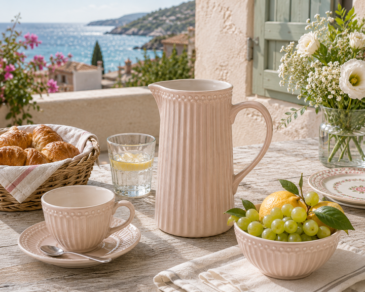 GreenGate Kanne Alice Fudge 1 L auf sommerlicher Terrasse im mediterranen Landhausstil mit Meerblick