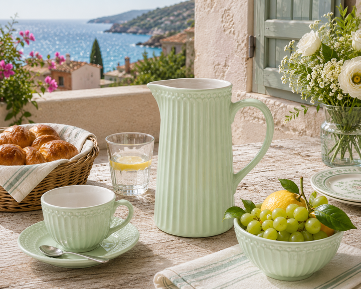 GreenGate Kanne Alice Hellgrün 1 L auf sommerlicher Terrasse im mediterranen Landhausstil mit Meerblick