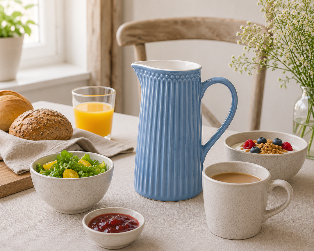 GreenGate Kanne Alice Himmelblau 1 L in Frühstück Szene mit Brötchen Marmelade Orangensaft und frischem Salat im Landhausstil