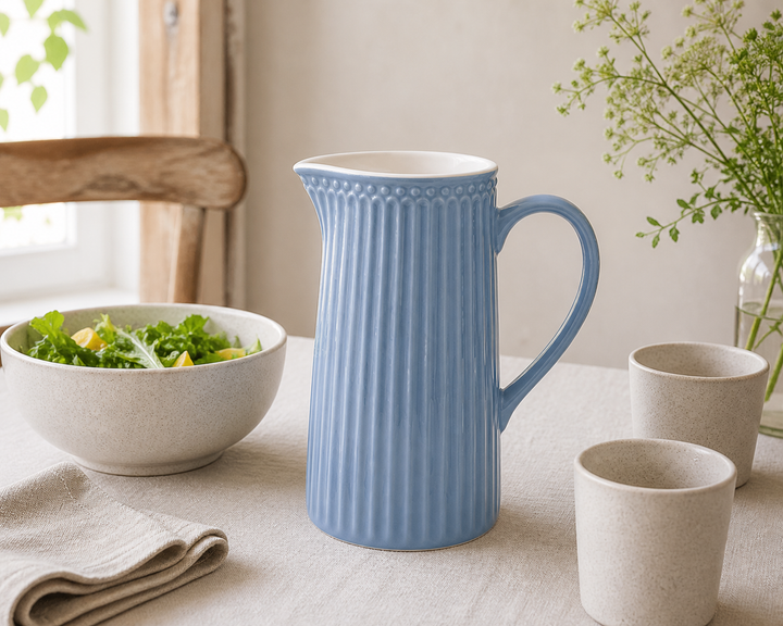 GreenGate Kanne Alice Himmelblau 1 L auf hellem Landhaus Tisch minimalistisch mit frischer Salatschale inszeniert