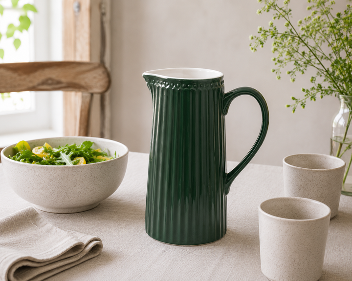 GreenGate Kanne Alice Kieferngrün 1 L auf hellem Landhaus Tisch minimalistisch mit frischer Salatschale inszeniert