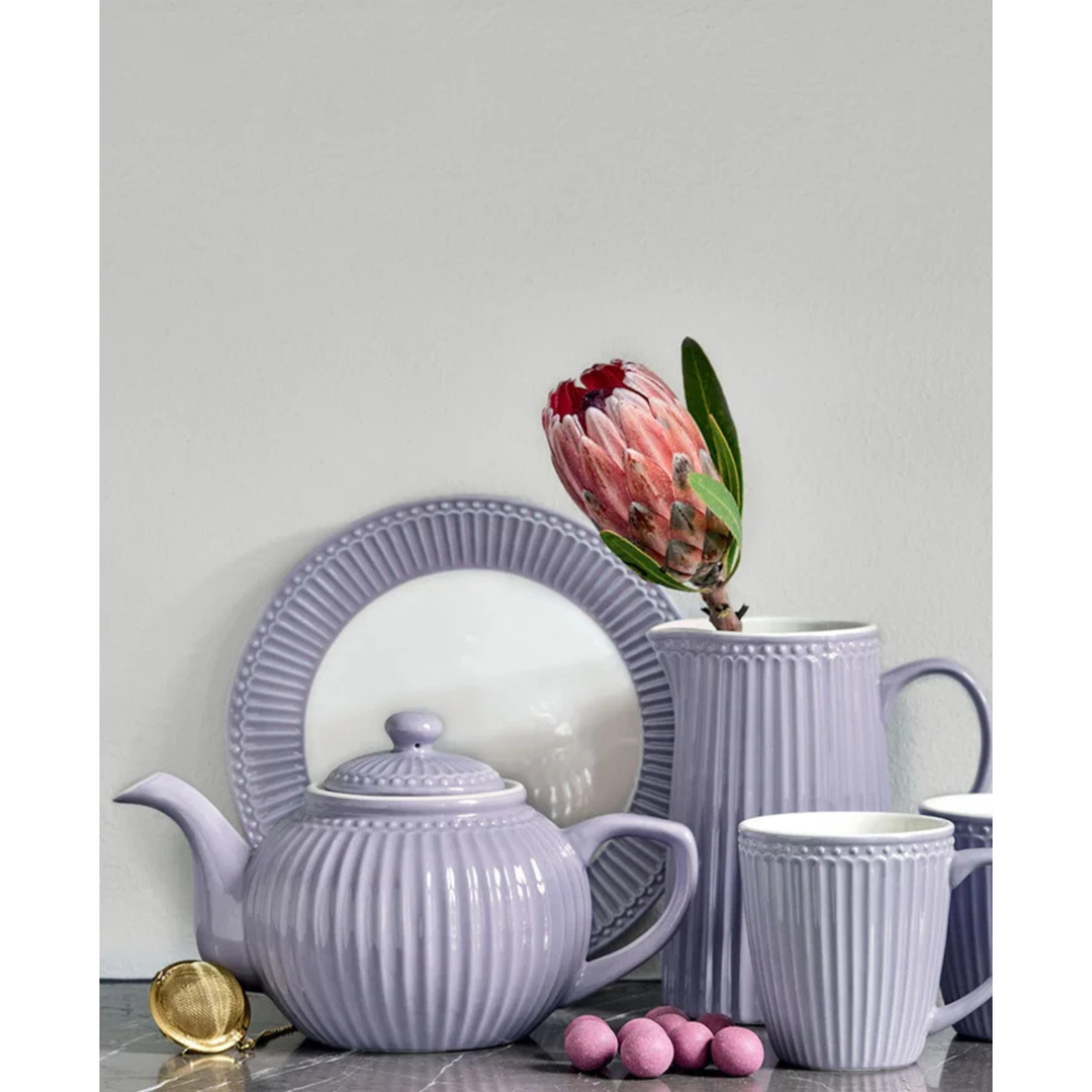 GreenGate Kanne Alice Lavendel mit Wasser, Saft oder frischen Blumen auf einem gedeckten Tisch im skandinavischen Landhausstil