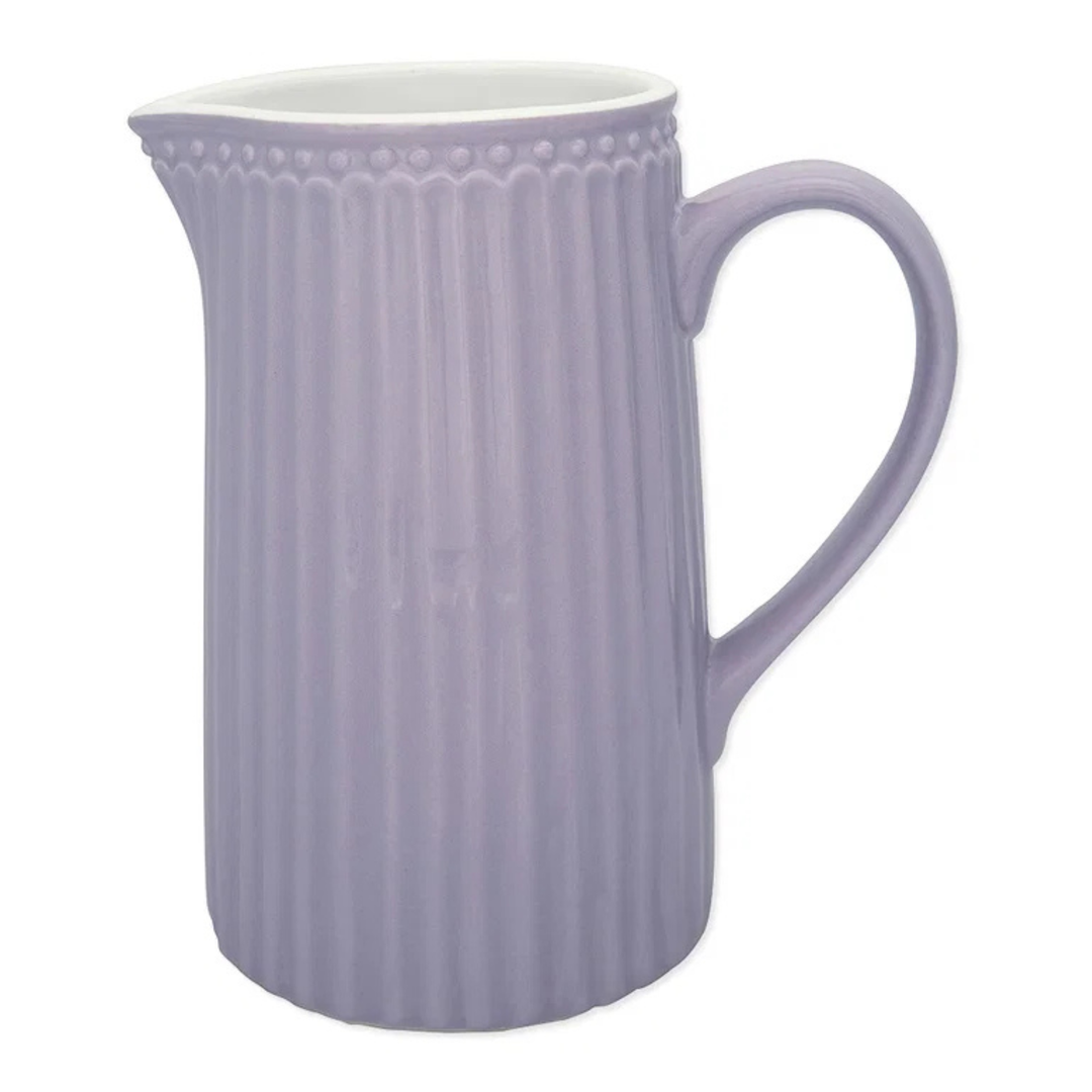 GreenGate Kanne Alice Lavendel aus Porzellan mit 1 Liter Fassungsvermögen und charakteristischem Alice-Relief im skandinavischen Landhausstil