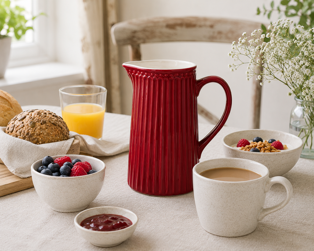 GreenGate Kanne Alice Rot 1 L in Frühstück Szene mit Brötchen Marmelade und Orangensaft im Landhausstil