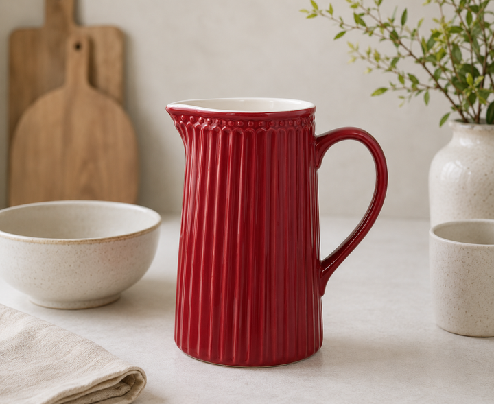 GreenGate Kanne Alice Rot 1 L auf hellem Landhaus Tisch minimalistisch inszeniert