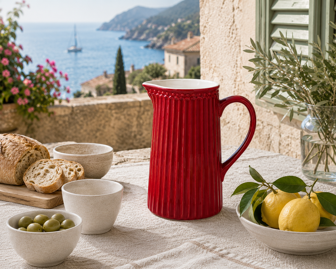 GreenGate Kanne Alice Rot 1 L auf sommerlicher Terrasse im mediterranen Landhausstil mit Meerblick