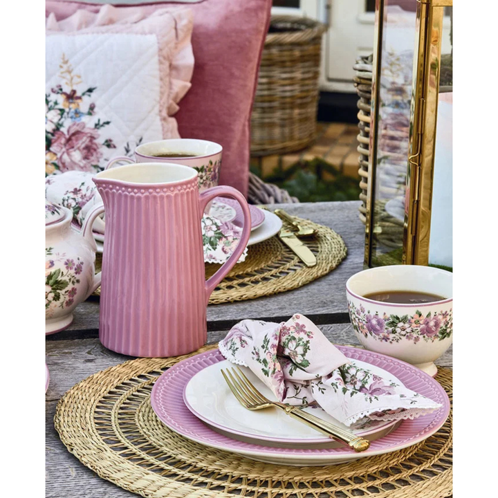 GreenGate Kanne Alice Staubiges Rosa mit Wasser, Saft oder frischen Blumen auf einem gedeckten Tisch im skandinavischen Landhausstil