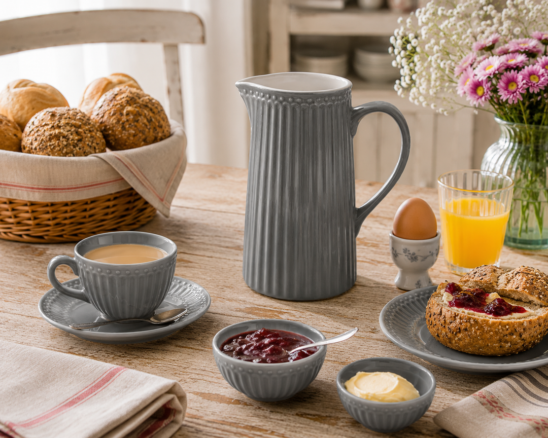 GreenGate Kanne Alice Steingrau 1 L in Frühstück Szene mit Brötchen Marmelade und Orangensaft im Landhausstil