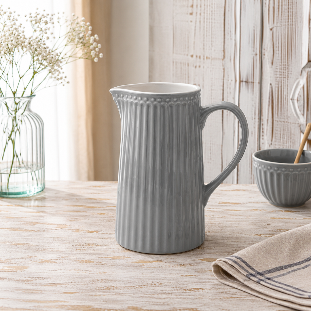GreenGate Kanne Alice Steingrau 1 L auf hellem Landhaus Tisch minimalistisch inszeniert