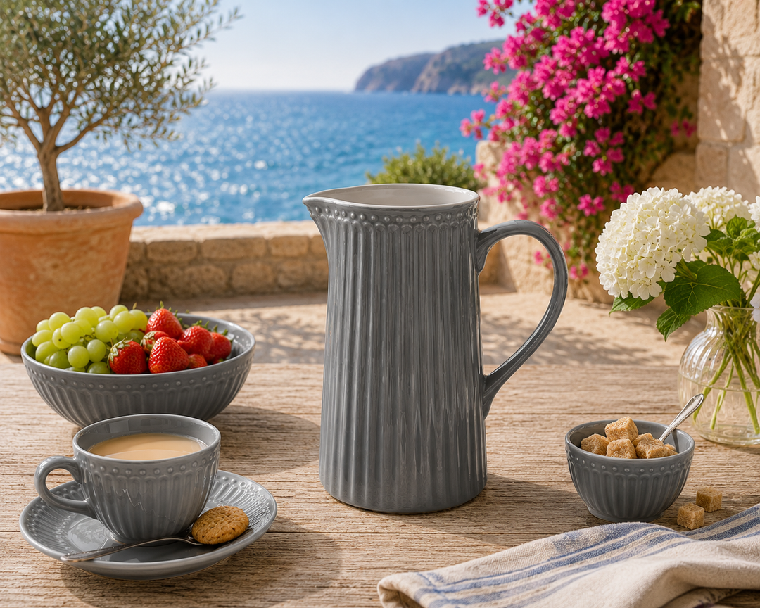 GreenGate Kanne Alice Steingrau 1 L auf sommerlicher Terrasse im mediterranen Landhausstil mit Meerblick