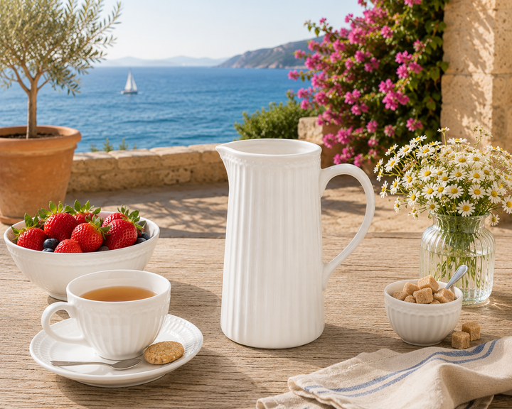 GreenGate Kanne Alice Weiß 1 L auf sommerlicher Terrasse im mediterranen Landhausstil mit Meerblick