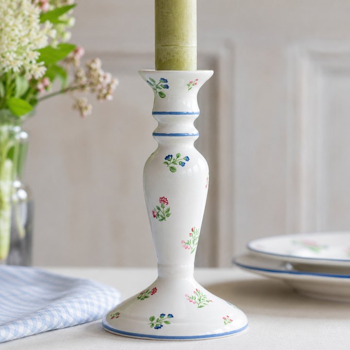 GreenGate Kerzenständer Hannah Weiß mit floralem Muster im skandinavischen Landhausstil auf hellem Tisch dekoriert
