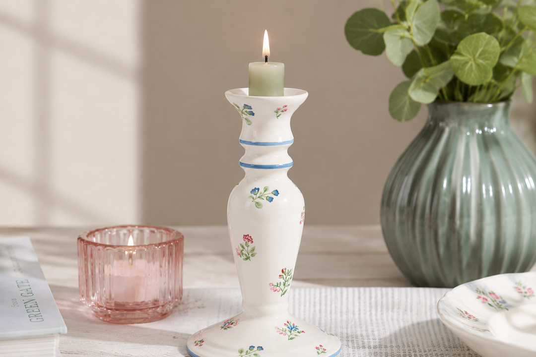 GreenGate Kerzenständer Hannah Weiß mit Kerze und Blumen als romantische Frühlingsdekoration im Hygge Stil