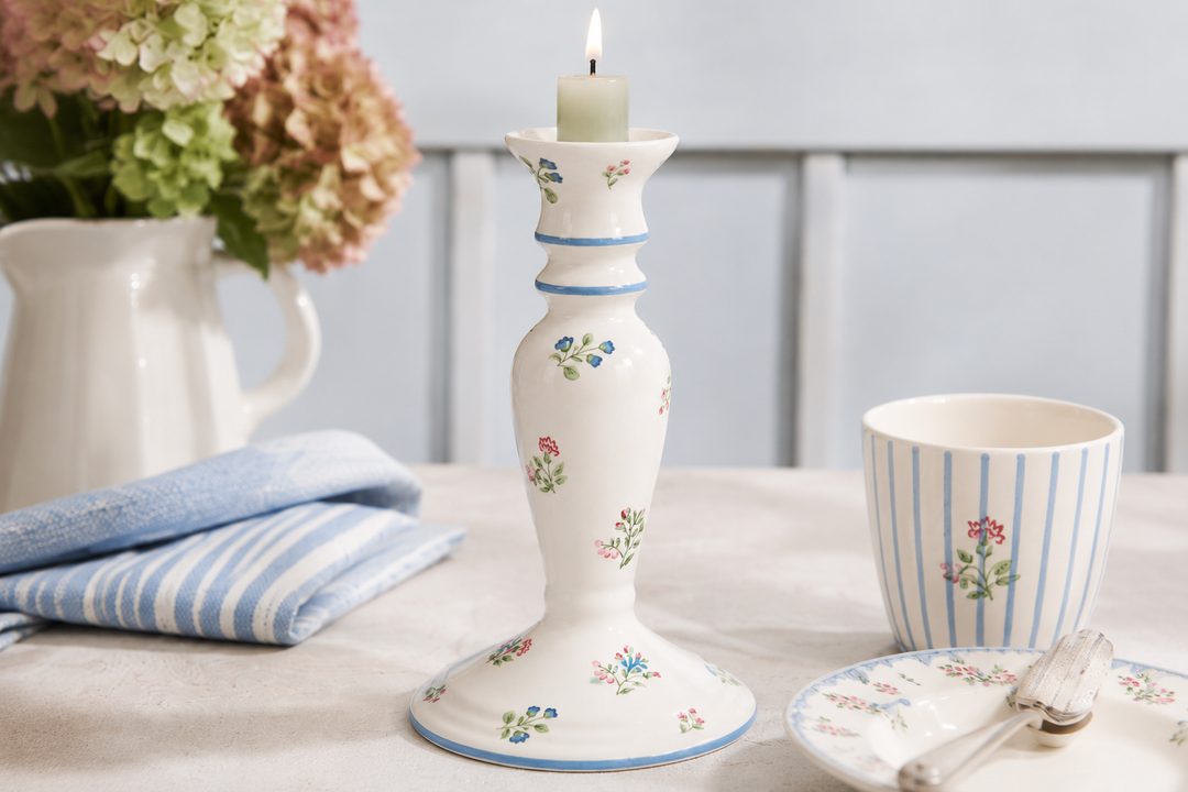 GreenGate Kerzenständer Hannah Weiß mit zartem Blumenmuster und blauen Details als skandinavische Tischdekoration