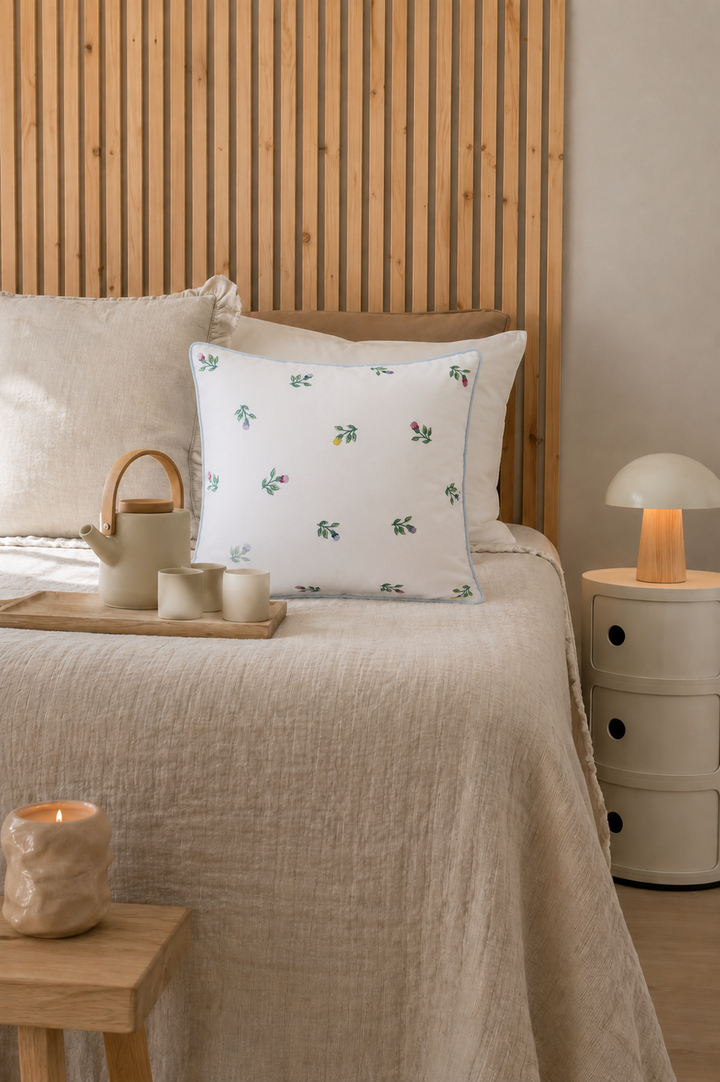 GreenGate Kissenbezug Gaya Weiß mit Stickerei 40x40 im skandinavischen Schlafzimmer mit heller Naturdekoration und Holzdetails