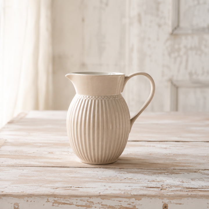 GreenGate Krug Alice Fudge 0,5 L auf hellem Landhaus Tisch minimalistisch inszeniert