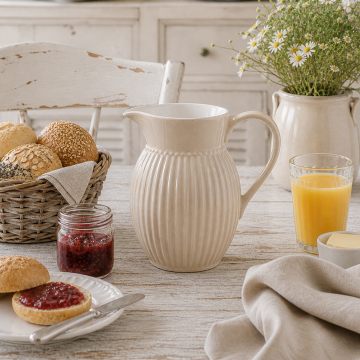 GreenGate Krug Alice Fudge 1,5 L auf Frühstückstisch mit Brötchen, Marmelade und Orangensaft im Landhausstil