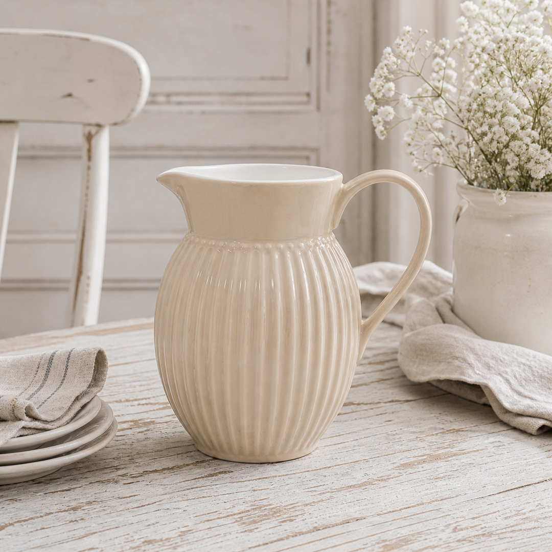 GreenGate Krug Alice Fudge 1,5 L auf hellem Landhaus Tisch, minimalistisch und im Shabby Chic Stil inszeniert