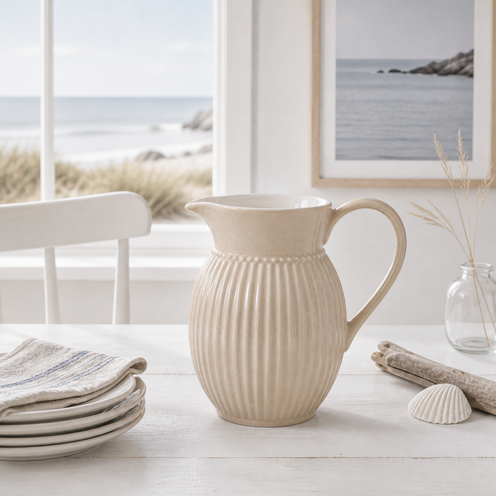 GreenGate Krug Alice Fudge 1,5 L in skandinavisch minimaler Szene mit hellem Licht und maritimer Atmosphäre
