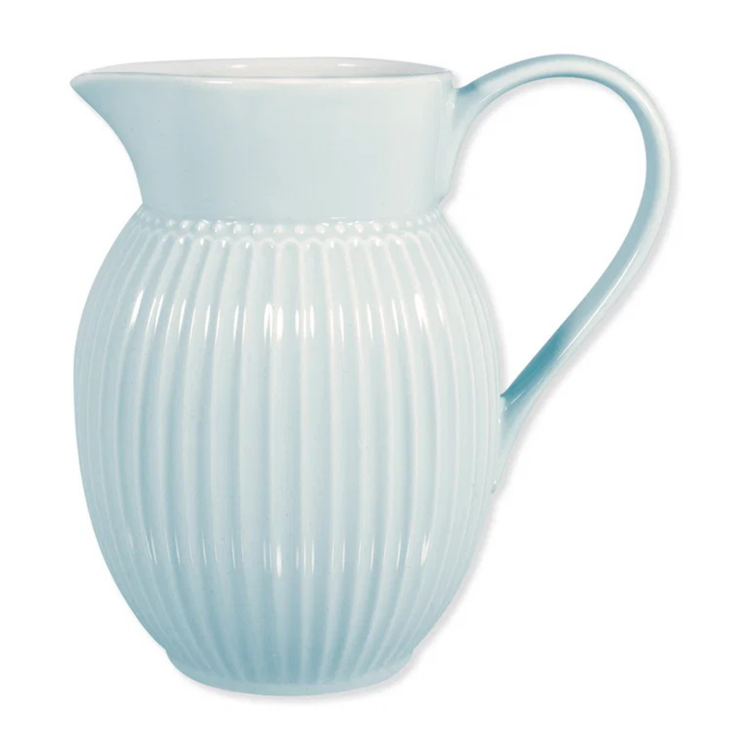 GreenGate Krug Alice Hellblau aus Porzellan mit 1,5 Liter Fassungsvermögen und charakteristischem Alice-Relief im skandinavischen Landhausstil